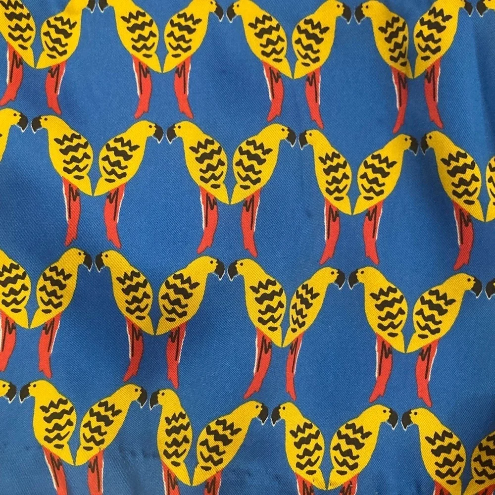 Blue Parrot Print Women's shorts